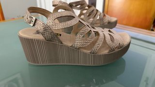 Sandalias de cuña doradas y beige