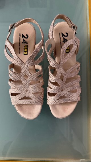 Sandalias de cuña doradas y beige