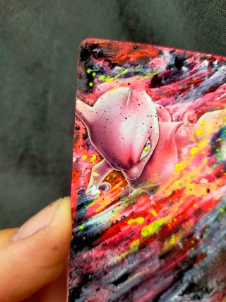 Carta Mewtwo pintada a mano