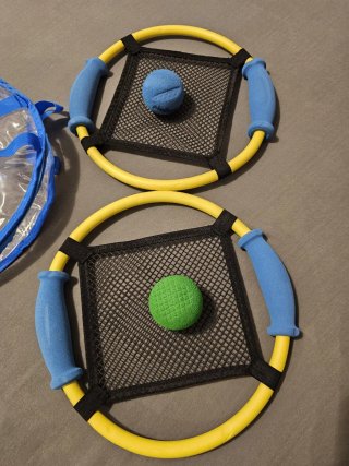 Juego raquetas y pelotas para niños