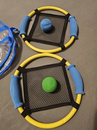 Juego raquetas y pelotas para niños