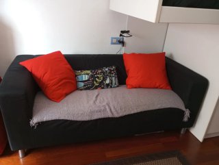 Sofá Ikea Negro con Cojines Rojos