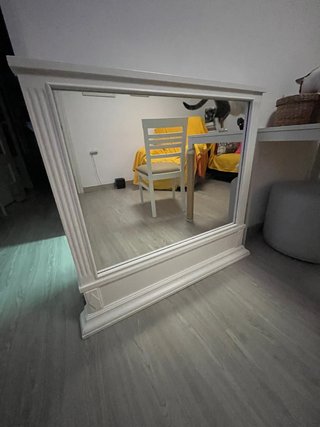 Espejo de madera con marco decorativo