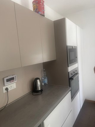 Cucina componibile beige e bianca