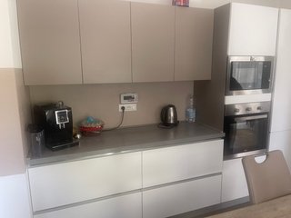 Cucina componibile beige e bianca
