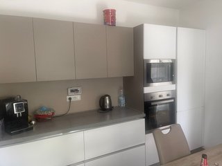 Cucina componibile beige e bianca