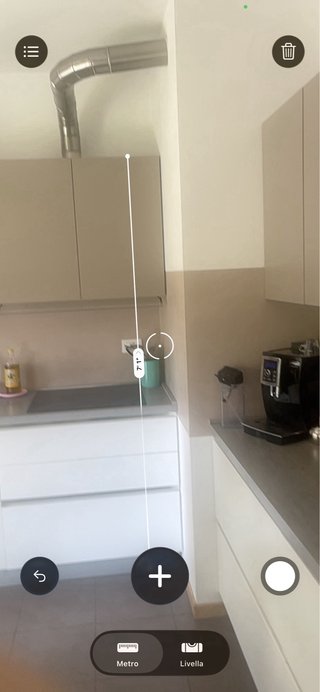 Cucina componibile beige e bianca