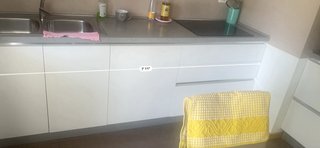 Cucina componibile beige e bianca