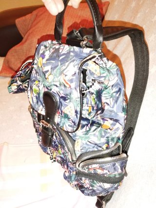 Mochila 3 bolsillos estampado tropical