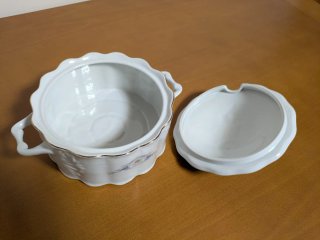 Sopera Vintage Porcelana Blanca con Tapa Dorada