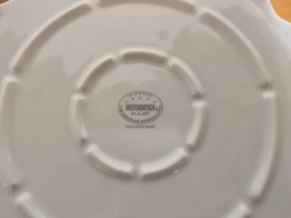Sopera Vintage Porcelana Blanca con Tapa Dorada