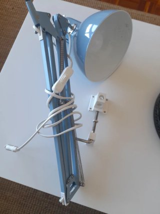 Lámpara flexo azul Ikea