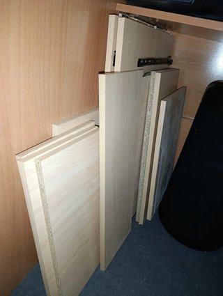 Escritorio de madera beige
