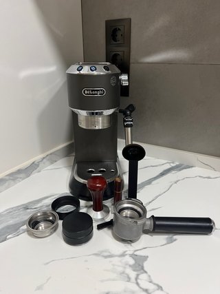 Cafetera Delonghi Dedica y molinillo