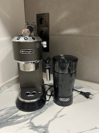 Cafetera Delonghi Dedica y molinillo