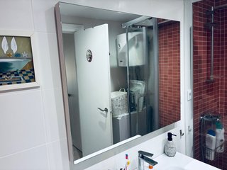 Espejo de baño plateado y blanco