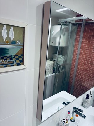Espejo de baño plateado y blanco
