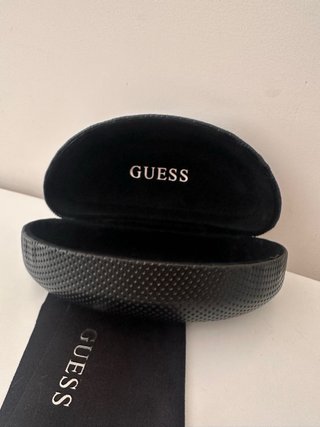 Estuche y paño de gafas GUESS