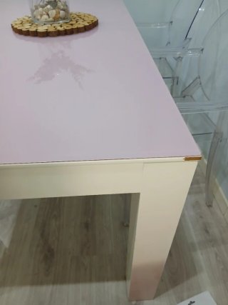 Mesa de comedor rosa y blanca