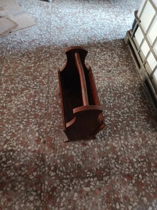 Revistero de madera con asa