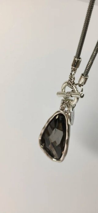 Collar plata con piedra facetada negra