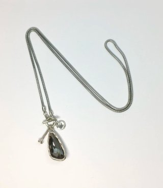 Collar plata con piedra facetada negra