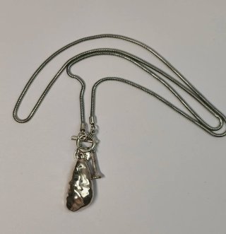 Collar plata con piedra facetada negra