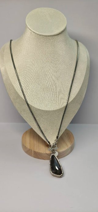 Collar plata con piedra facetada negra