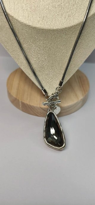 Collar plata con piedra facetada negra