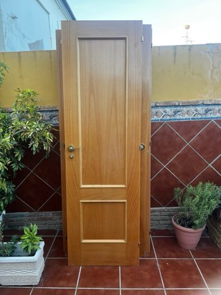 5 puertas de madera.Una con cristal.