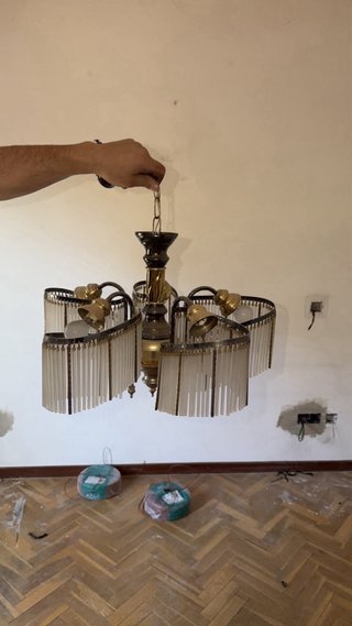 Lámpara de araña dorada con cristales