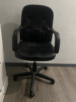 Silla de escritorio negra ikea de cuero sintético
