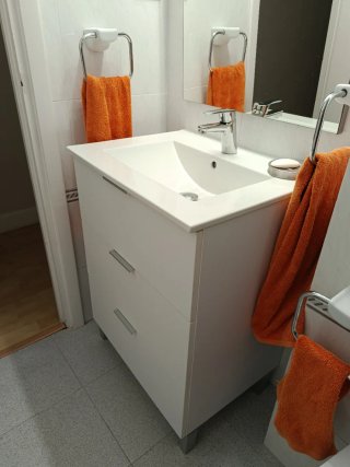 Mueble de baño blanco con lavabo