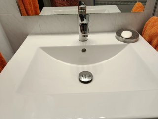 Mueble de baño blanco con lavabo