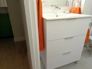 Mueble de baño blanco con lavabo
