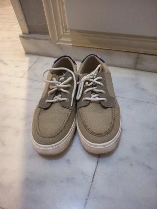 Zapatos náuticos beige y azul