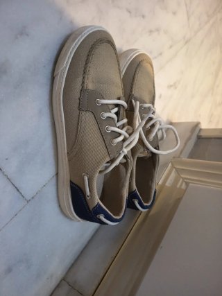 Zapatos náuticos beige y azul