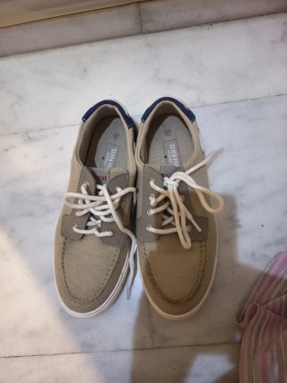 Zapatos náuticos beige y azul