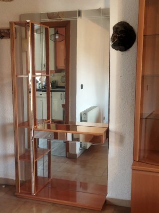 Recibidor de madera y cristal