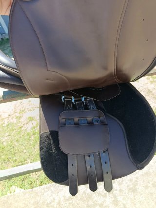 Montura de cuero marrón Norton