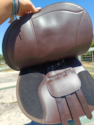 Montura de cuero marrón Norton