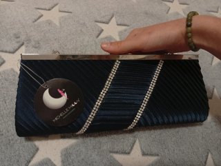 Bolso de fiesta azul con cadena