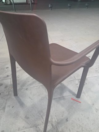 Silla de plástico marrón
