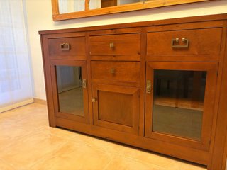 Aparador de madera con puertas de cristal