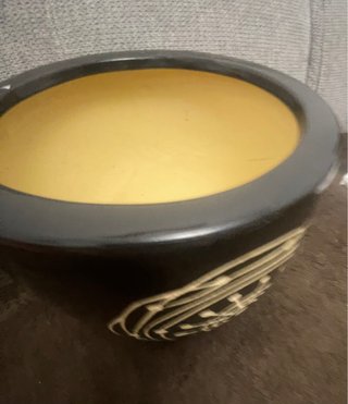 Maceta cerámica negra y amarilla