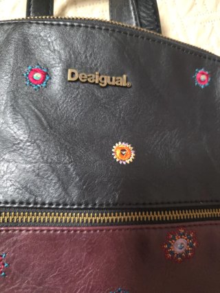 Mochila Desigual Negra y Vino Bordada