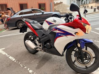 Honda 125 deportiva roja y blanca