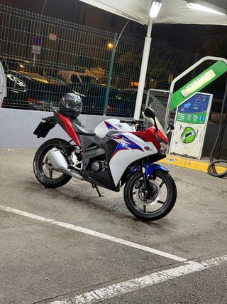 Honda 125 deportiva roja y blanca
