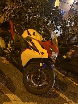 Honda 125 deportiva roja y blanca