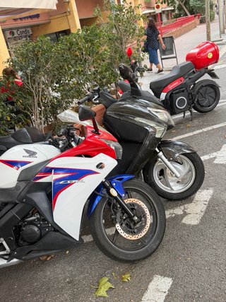 Honda 125 deportiva roja y blanca